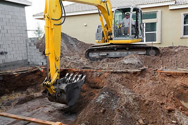 male excavation operator removing soil for residential excavation in Knoxville TN